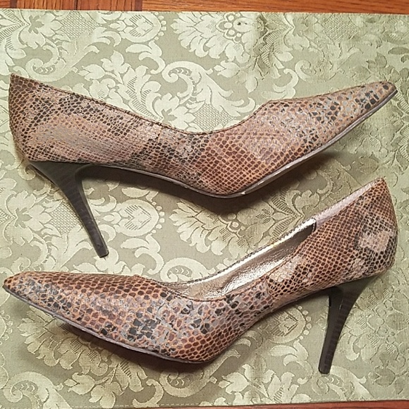 Snake Print Point Toe Heels - Picture 4 of 8